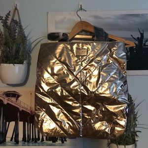 V S  g o l d  t o t e